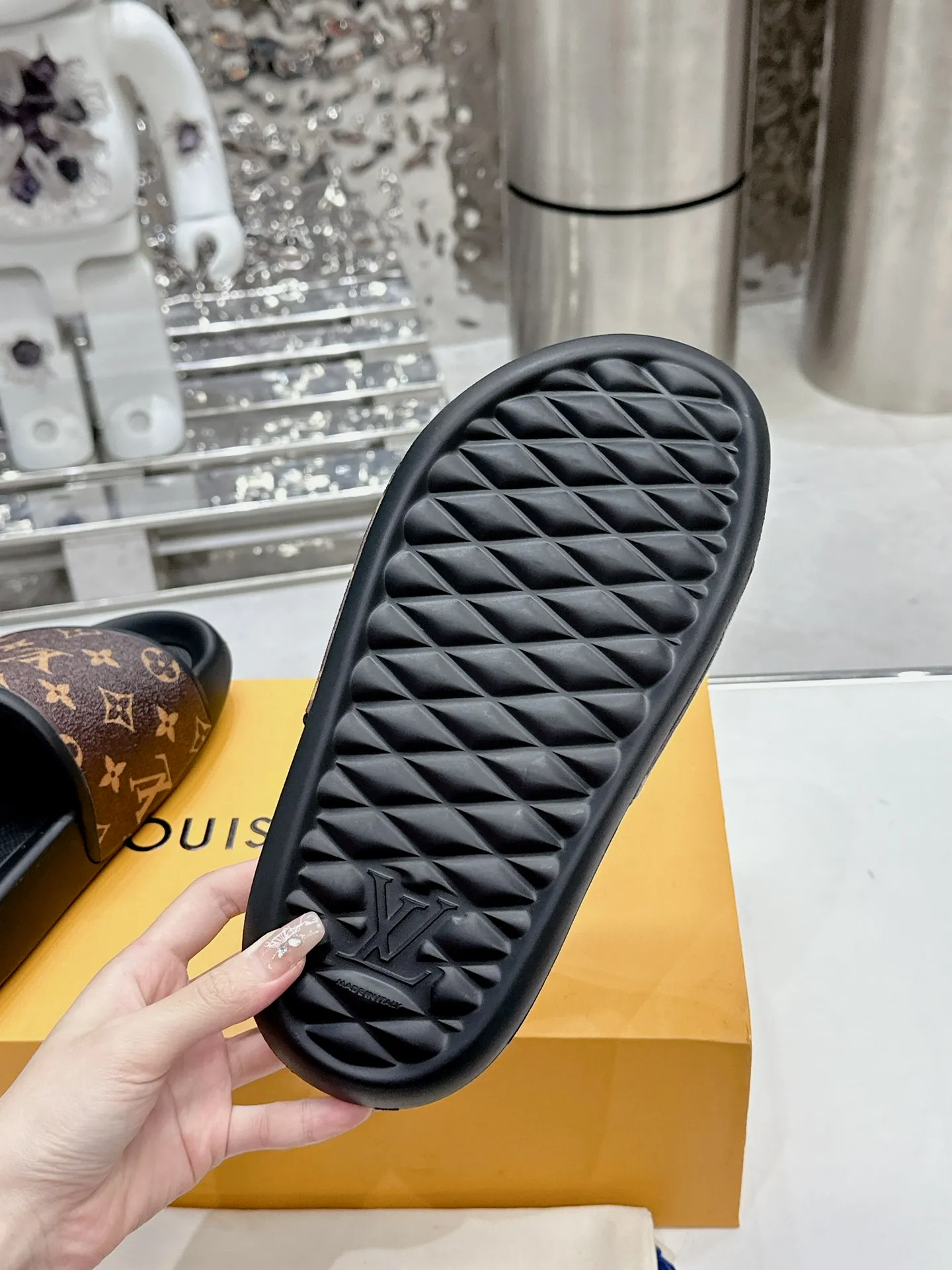 [L Home] P: 300💰 ▪️Shoe size: Women's 35-40 Men's 38-46▪️Packaging: Counter top quality~original packaging 𝟐𝟎𝟐3 New embossed slippers at Louis Vuitton counters, lv monogram embossed slippers, Waterfront sandals are back, the upper buckle is embossed with lv's iconic Monogram pattern. Made of waterproof rubber with a comfortable and resilient insole. The lightweight, flexible outsole is embossed with the Louis Vuitton logo. ▪️Fabric: Original molded rubber foam surface ▪️Technology: embossed logo ▪️Sole: Original molded rubber foam outsole ▪️Sole thickness: 3CM.